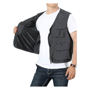 Gilet personnalisé respirant sans manches pour hommes avec conception multi-poches Gilet de travail en coton durable pour le refroidissement Gilet de poches pour vêtements de travail - Product Image 3