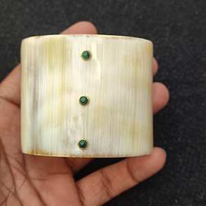 Bracelet large en corne de buffle écologique fait à la main avec des accents de points en laiton, bijoux de déclaration pour femmes - Product Image 6