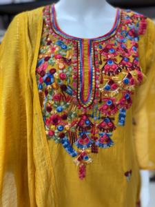 Elegante conjunto de pantalones Kurti para mujer Dupatta con trabajo de hilo de mano detallado y secuencia Ideal para trajes de fiesta tradicionales - Product Image 5