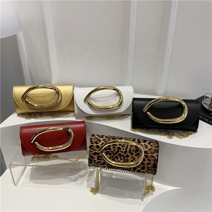 Pochette <span class=keywords><strong>de</strong></span> <span class=keywords><strong>soirée</strong></span> <span class=keywords><strong>de</strong></span> luxe pour femme, ornée <span class=keywords><strong>de</strong></span> pierres, avec chaîne d'épaule, poignée métallique, en polyester, fermeture magnétique, pour soirées et dîners - Product Image 1
