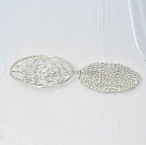 Plateau en aluminium au design antique Forme plus ronde Finition argentée Fruits et salade Plateau de service avec ensemble de 2 pièces pour plateau de service - Product Image 1