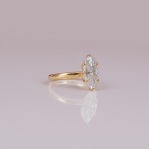 Bague de fiançailles et de mariage en or 18 carats, style classique tendance, sertie de diamants de laboratoire certifiés IGI, taille marquise - Product Image 6