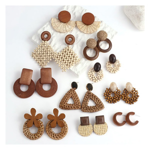 Boucles d'oreilles en forme de larme tissée en rotin bohème faites à la main Boucles d'oreilles en paille naturelle avec accents en bois Bijoux légers herbe de mer - Product Image 5