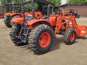 Tracteur agricole 4x4 M7060 70 CV à transmission par engrenages avec benne avant pour travaux sur les champs et dans les jardins - Product Image 6