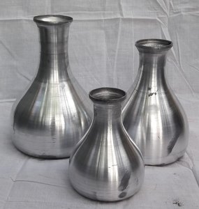 Elegante Florero de Aluminio Plateado, Diseño Moderno Fundido, Ideal para Decoración de Balcón, Suelo, Hogar, Jardín y Entrada - Product Image 2