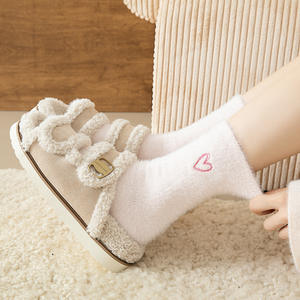 Chaussettes en velours brodé d'hiver de haute qualité OEM, chaussettes en peluche blanche en polyester, chaussettes épaisses et chaudes pour le sol, chaussettes décontractées pour dormir - Product Image 3
