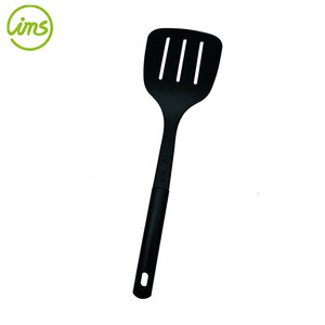 Espátula giratoria ranurada de nailon antiadherente hecha en Vietnam, utensilio de cocina de primera calidad - Product Image 2