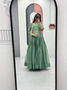 ชุดเดรสอนาร์กาลีแบบประดับตกแต่งอย่างหรูหราสำหรับงานเมเฮนดีและงานฮัลดี พร้อมแขนเสื้อโดดเด่นและทรงพลิ้วไหว - Product Image 2