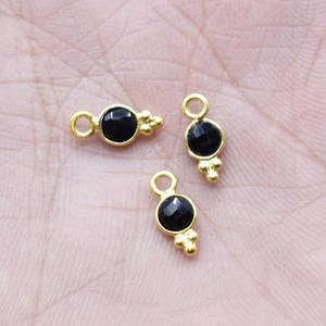 Pendentif en onyx noir naturel, trois rawa, rond, facetté, serti, petit charme, fait à la main, plaqué or, cadeau vendu à l'unité - Product Image 6