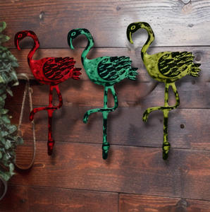 Manteau et crochets de chapeau en fonte en détresse vert flamant rose fabriqués à la main - Product Image 2