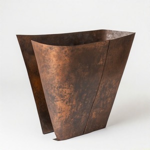 Olla de cesta de jardín de reliquia con acabado intrincado en tono plateado desteñido, perfecta para decoración colonial al aire libre o antigua - Product Image 1