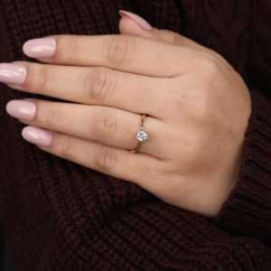 Anillo de Compromiso con Diamante Cultivado en Laboratorio, Corte Redondo, Solitario, en Plata de Ley y Oro, Claridad VS1, Color F - Product Image 4