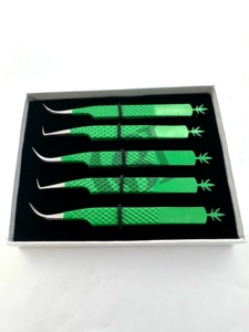 Meilleures pinces à extensions de cils incurvées en acier inoxydable, revêtement en poudre vert Kelly, design à découpe d'arbre à 90 degrés, poignée diamantée - Product Image 6