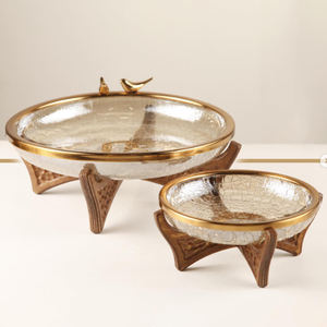 Ensemble de 2 bols de service en bois et en laiton avec bordure dorée et oiseau, design tendance - Product Image 1