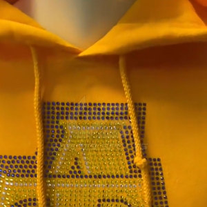 Sudadera con capucha de diamantes de imitación para hombre de mezcla de algodón de primera calidad con diseño frontal gráfico brillante y detalle de dobladillo acanalado - Product Image 2