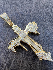 Colgante de Cruz Clásico de Plata de Ley 925 Chapado en Oro de 14K con Moissanita de Claridad VVS con Corte Micro Pavé, Diseño Único para Enamorados - Product Image 4