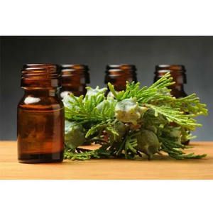 Aceite esencial de ciprés Natural puro 100%, de grado farmacéutico forma líquida, los mejores precios competitivos disponibles en tamaños de paquete de 25kg y 100kg - Product Image 1