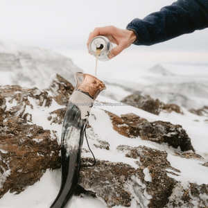 Viking Food-Safe Tasse à boire en corne véritable polie avec support en cuir pour mariage ou usage domestique - Product Image 1