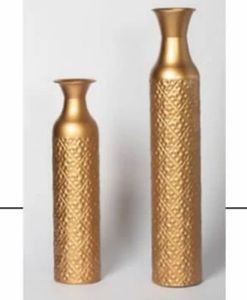 Una elegante maceta de aluminio aporta sofisticación moderna y calidad resistente a la intemperie a la decoración del jardín. - Product Image 4