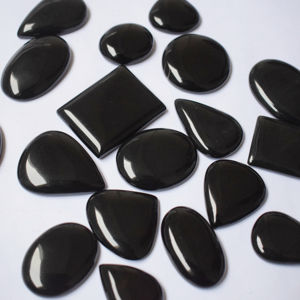 Cabochon en onyx noir fait à la main de qualité AAA pierre précieuse naturelle avec jeu de couleur en forme de coeur tailles mélangées traitement thermique - Product Image 1