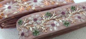 Bordado floral hecho a medida en seis formas de color en diseños florales para vestidos de mujer en 1,5 pulgadas de ancho y para reventa. - Product Image 6