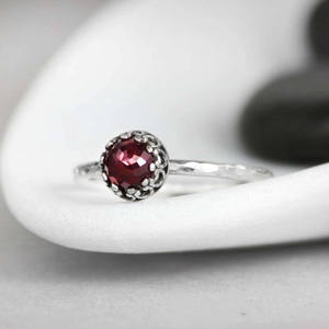 Bague en pierre remplie de verre rubis Design Unique en argent Sterling 925 massif bande minimaliste cadeau d'anniversaire bijoux en argent fin en vrac - Product Image 2