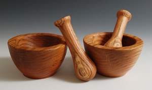 Ensemble de pilon à mortier en bois fabriqué à la main avec fini naturel idéal pour broyer les épices et créer des recettes de cuisine - Product Image 5