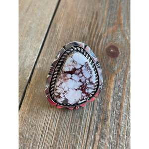 Bague en argent sterling faite à la main par Eddie Secatero, motif cheval sauvage et pierre naturelle sertie en clos, taille 9, pour usage quotidien - Product Image 1