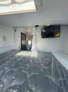 รถกระบะป๊อปอัพแคมป์เปอร์ 4x4 ขนาด 8 ฟุต พร้อมหลังคาป๊อปอัพแบบสไลด์ในตัว พร้อมห้องอาบน้ำ สำหรับการเดินทางแบบโอเวอร์แลนด์ ขายในสหรัฐอเมริกา/ยุโรป - Product Image 5