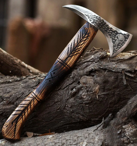 Hacha Vikinga Hecha a Mano con Mango de Madera de Fresno Grabado y Funda de Cuero con Grabado en la Cabeza - Product Image 5
