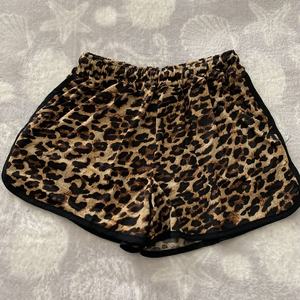 Shorts de nuit personnalisés grande taille Shorts de sport sexy à domicile pour la course à pied en léopard noir Shorts de motard pour femmes avec poche - Product Image 2