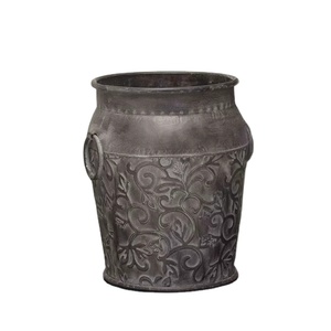 Pot de fleur de jardin en métal gravé de haute qualité fait à la main pour la décoration de la maison Design unique pour l'intérieur et l'extérieur - Product Image 1