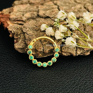 Lunette en or massif 14K Set Minimalist CZ Green Diamond Daith Clicker Fine Jewelry. - Product Image 1