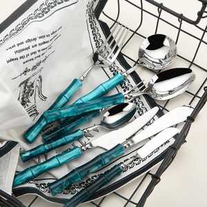 Ensemble de couverts modernes et personnalisés couverts en acier inoxydable à poignée en résine époxy pour les réceptions à domicile et les banquets d'hôtel - Product Image 4