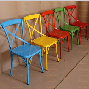 Paire de chaises élégantes en métal avec design à dos croisé pour la décoration intérieure contemporaine - Product Image 5