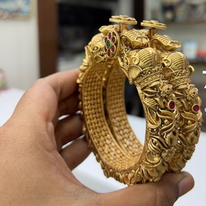 Juego de dos brazaletes que se pueden abrir chapados en oro de calidad superior para bodas y funciones, ocasiones, colección de ropa para mujeres y niñas - Product Image 1