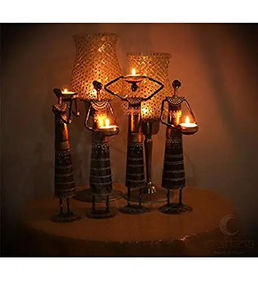 Ensemble de 4 bougeoirs en laiton, motif tribal, dame musicienne, style antique, artisanat traditionnel unique du Rajasthan, pour la décoration de la maison - Product Image 4