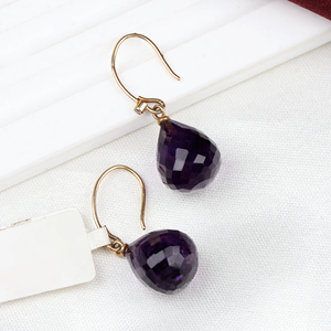 ต่างหูห้อยระย้าทรงคลาสสิกประดับพลอยอเมทิสต์ทรงเหลี่ยมธรรมชาติจาก Memoria Jewels ตัวเรือนทองคำแท้ 18k สีเหลือง ทำด้วยมือ ได้รับการรับรองจาก IGI สำหรับผู้หญิง - Product Image 2
