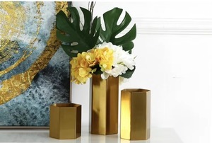 Vase en métal ovale décoratif au design doré, parfait pour le salon, le bureau et la décoration de mariage, fabriqué à la main en Inde - Product Image 6