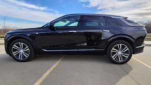 รถ SUV หรู ปี 2024 ขับเคลื่อนสี่ล้อ เกียร์อัตโนมัติ พวงมาลัยซ้าย ไมล์น้อย ภายในสีเข้มระดับพรีเมียม - Product Image 2