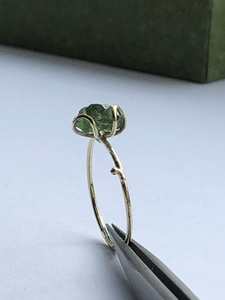 Bague en or moldavite brute bague fleur en or massif 14 carats cadeau pour femmes et filles cadeau d'anniversaire pour sa bague de fiançailles unique - Product Image 4