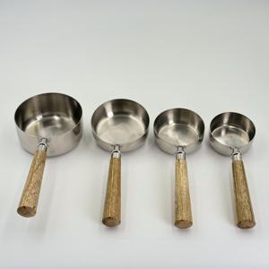 Nouveaux produits : Ensemble de 4 tasses à mesurer en acier inoxydable avec poignée en bois, utilisées pour la maison, les restaurants et les bars, à prix raisonnable - Product Image 1
