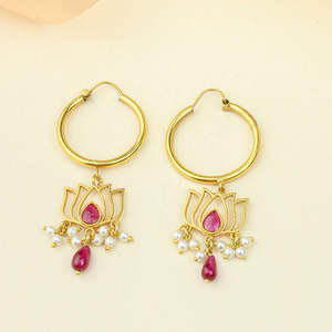 Pendientes de Aro Colgantes Anokhi Vintage en Tono Dorado con Perlas de Agua Dulce y Diamantes, Diseño Floral, Regalo para Bodas Cristianas - Product Image 3