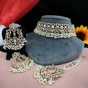 ชุดต่างหูสร้อยคอไข่มุกดีไซน์แบบดั้งเดิมหรูหราสำหรับผู้หญิงเครื่องประดับที่มีคุณภาพดีที่สุดสำหรับเจ้าสาวหิน Maang Tikka - Product Image 2