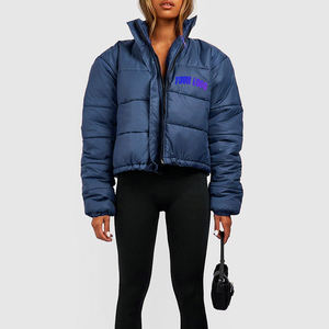 Chaqueta de plumón corta para mujer, estilo nuevo, informal, de invierno, talla grande, transpirable, con logotipo personalizado impreso en DTF - Product Image 2