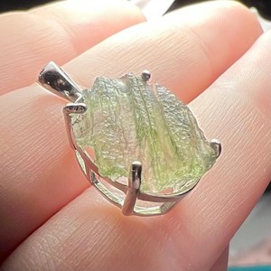 Collar con colgante ovalado de moldavita cruda auténtica, joyería única con moldavita genuina de Chlum Locality - Product Image 3