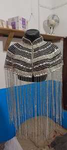 Elegante capa burlesca con hebras de cuentas, silueta recta con lentejuelas, hasta el suelo, sujeta en el cuello, hermosa ropa festiva - Product Image 6