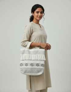 Sac bandoulière chic bohème en coton avec chaînes, sac de plage réutilisable fait main écologique pour femme, style vintage, motif uni - Product Image 1