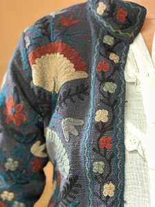 Manteau d'hiver en coton unisexe fait à la main Mini veste à broderie florale avec motif matelassé à bord libre Décoration de fleurs tissées brutes - Product Image 4