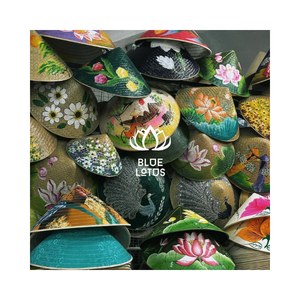 Sombrero tradicional Non La del patrimonio cultural y arte artesanal de Vietnam - Product Image 1